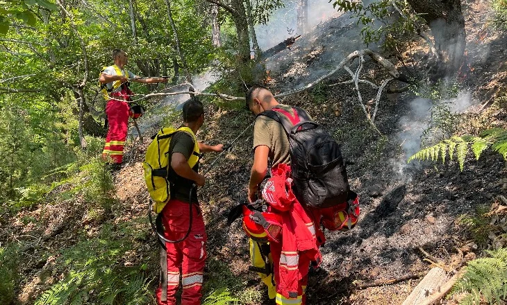 Zjarret në vend, Ministria e Mbrojtjes: Janë raportuar 32 vatra, 9 mbeten ende aktive