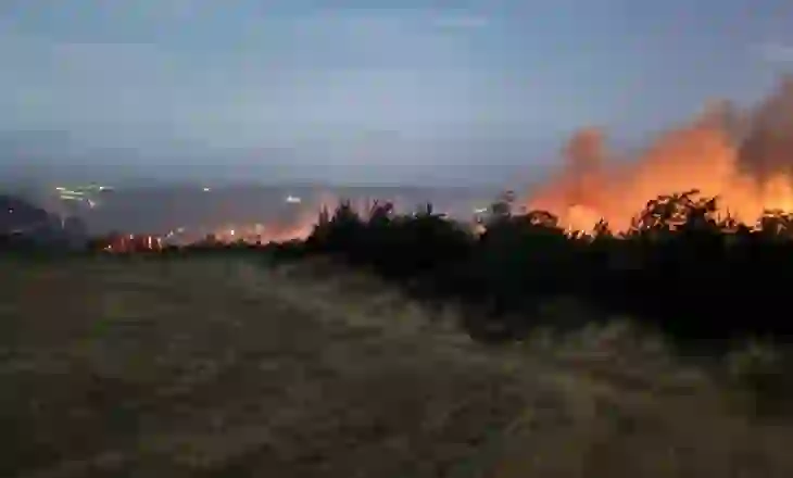 Zjarrfikësit në luftë me flakët! Vijon ende zjarri në Sasaj, aktive disa vatra në Himarë