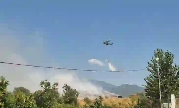 Zjarrfikësit nuk shuajnë dot flakët në landfillin e Elbasanit, nis ndërhyrja nga ajri