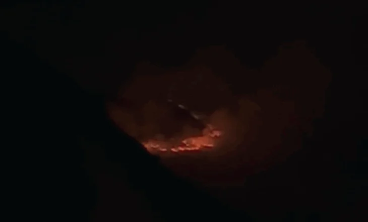Zjarri ‘dhuron’ spektakël në Dukat, flakët dalin jashtë kontrollit