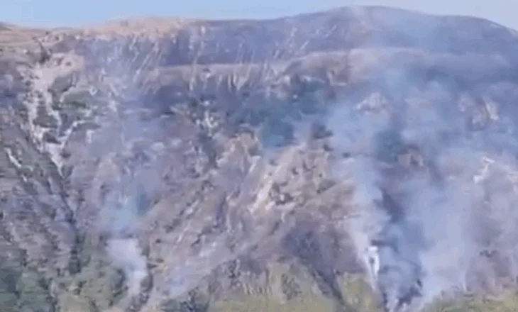 Zjarri jashtë kontrollit në malin mbi Dukat, nis ndërhyrja nga ajri me helikopterin e FA-ve