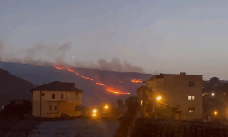 Zjarri masiv përfshin malin Shpirag në Berat, operacion i vështirë shuarjeje për shkak të terrenit