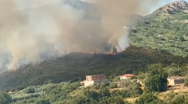 Zjarri në Dukat del jashtë kontrollit, flakët i afrohen me shpejtësi banesave
