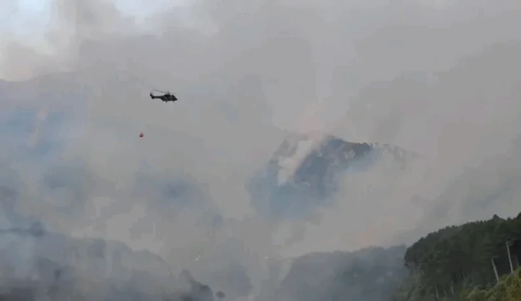 Zjarri në Dukat, ndërhyrje edhe nga ajri për shuarjen e flakëve