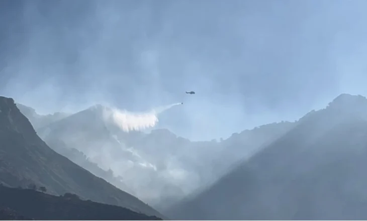 Zjarri në Dukat të Vlorës vazhdon për të pestën ditë, flakët afrohen rrezikshëm pranë Parkut Kombëtar të Llogorasë