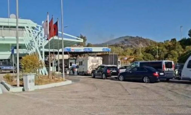 Zjarri në Kakavijë, digjen 4 shtëpi, evakuohen disa banorë! Kryebashkiaku: Greqia po ndihmon me ndërhyrje ajrore