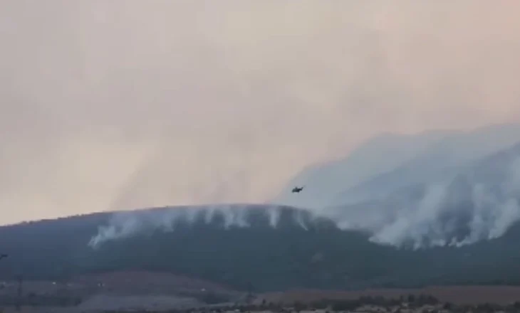 ‘Zjarri në Kalasë të Delvinës, serioz’, Ministria e Mbrojtjes: Zjarrfikësit dhe helikopteri ‘Black Hwak’ në ‘luftë’ për shuarjen e flakëve