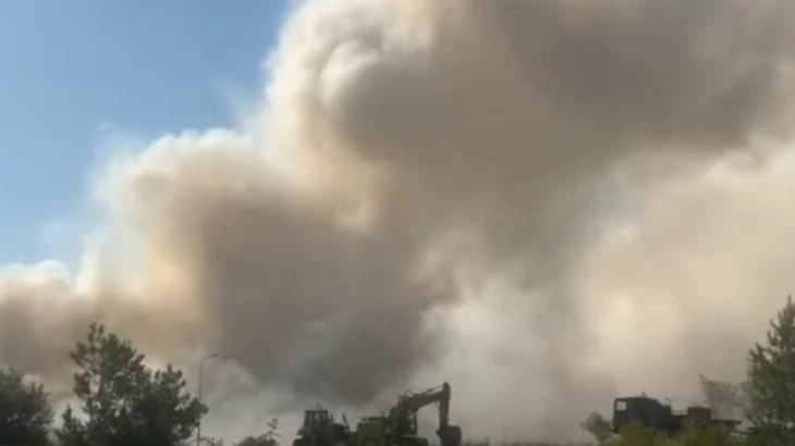 Zjarri në Landfillin e Elbasanit nuk ndalet/ Tym toksik mbi qytet, qeveria në alarm total