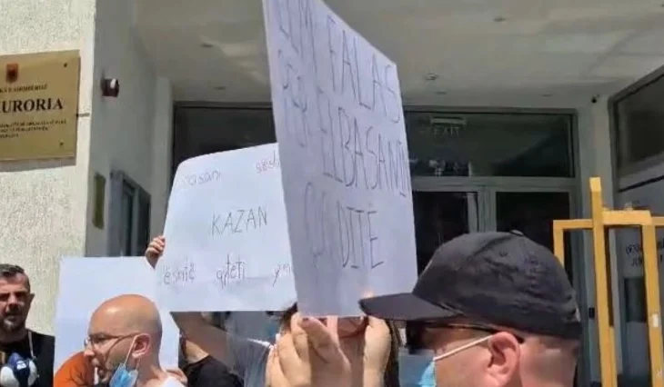 Zjarri në landfillin e Elbasanit, qytetarët protestë përpara Prokurorisë: Ajri është ndotur prej 4 ditësh