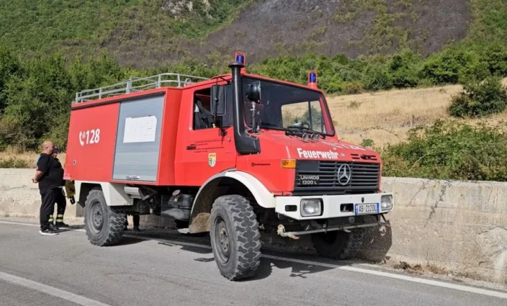 Zjarri në Pustec, terreni i vështirë dhe era sfidojnë përpjekjet për shuarjen e flakëve, mbi 75 forca në operacion