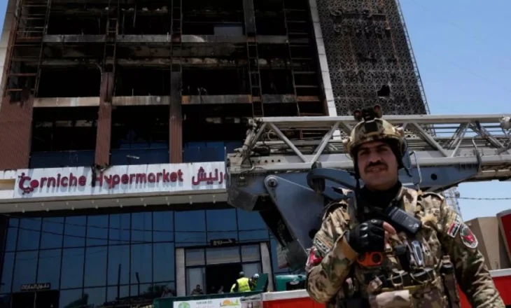 Zyrtarët në Irak po përpiqen të identifikojnë 18 trupa nga zjarri në qendrën tregtare që thuhet se vrau 63 persona
