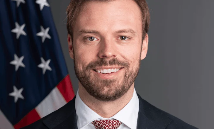 Zyrtari i Departamentit Amerikan të Shtetit, viziton sot Kosovën