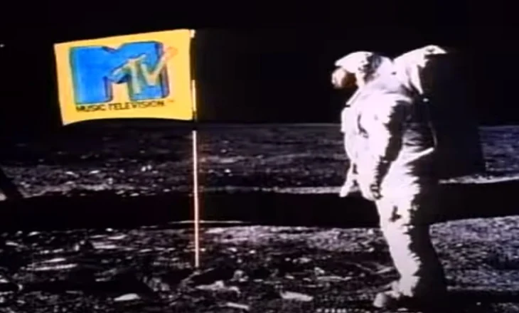 1 Gusht 1981 – MTV ndez ekranet dhe sjell revolucionin e videoklipeve muzikore