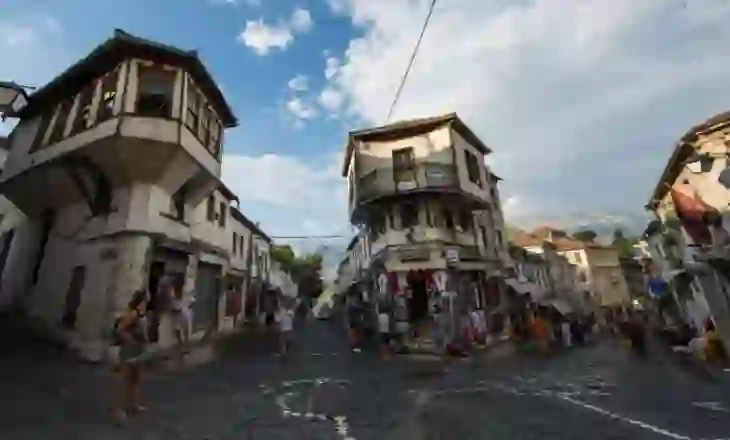 10 poezitë më të bukura shqiptare mbi dashurinë për Atdheun