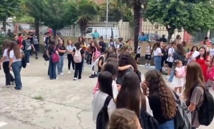 15 mijë nxënës në Elbasan, 1200 ulen në banka për herë të parë, 1500 do të hyjnë në shkollat e reja
