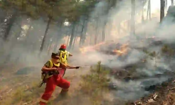 24 vatra zjarri aktive në vend/ Situatë e rëndë në Gramsh, digjen 5 banesa në Delvinë, vijon ndërhyrja nga ajri