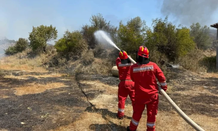 30 vatra aktive në vend/ Përkeqësohet situata në Poliçan, Fushë Arrëz dhe “Syrin e Kaltër”, evakuohen banorët, digjet një banesë