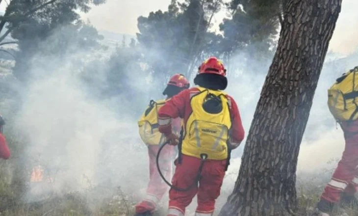4 vatra zjarri aktive! Helikopterë shqiptarë dhe nga Emiratet Arabe në ndihmë të Vlorës