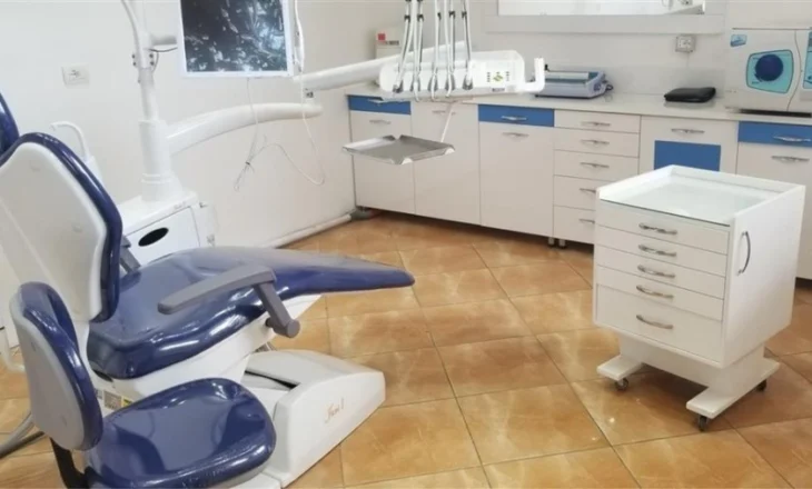 55-vjeçari humb jetën pas ndërhyrjes në klinikën dentare, policia shoqëron dentistin