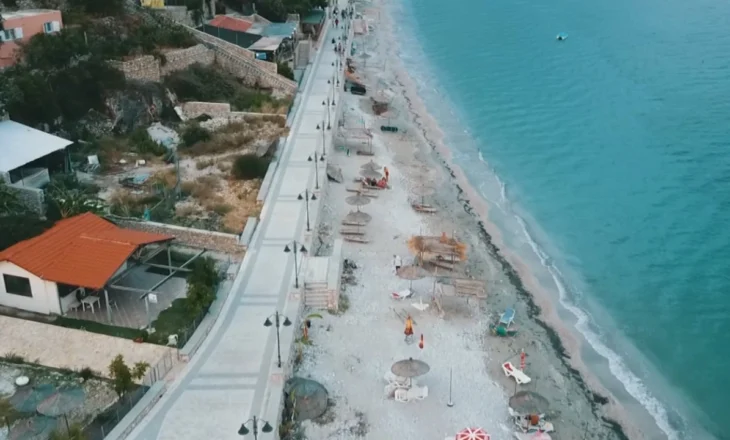 83 plazhe publike në Himarë, vendosen edhe çadra falas për pushuesit