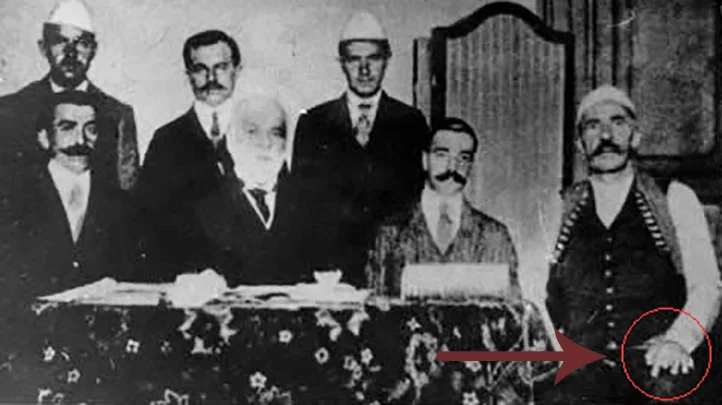 A e keni ditur se përse Isa Boletinit i mungonte gishti i mesit në dorën e majtë?!