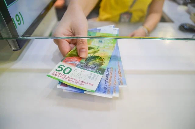 A ja vlen të kurseni në euro, franga apo lekë? Ja çfarë thotë historia 10-vjeçare