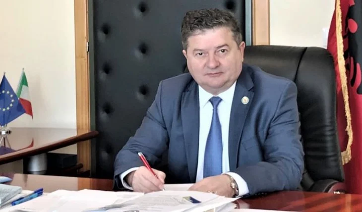 “Abuzoi me fondet dhe punësoi familjarët”, dërgohet për gjykim ish-kreu i Urdhrit të Stomatologut