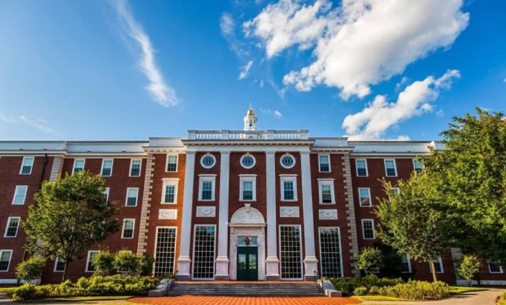 Administrata Trump kërcënon Harvardin me heqjen e patentave