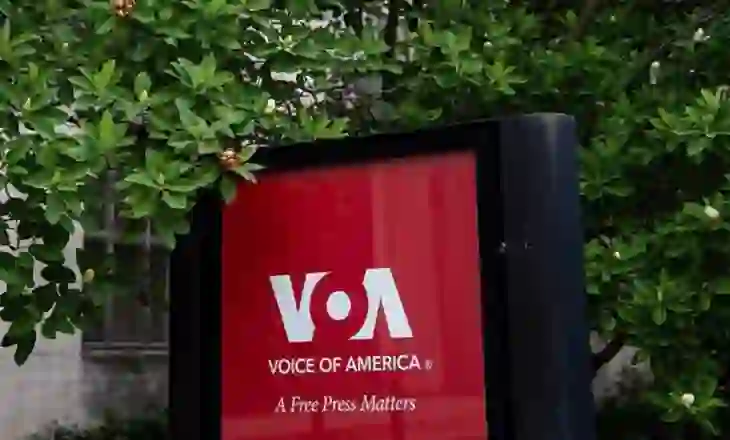 Administrata Trump synon të pushojë nga puna 500 punonjës të “Zërit të Amerikës”