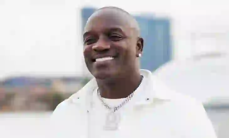Akon godet rojen e sigurisë gjatë koncertit në Rusi, kritikohet nga fansat për sjelljen arrogante