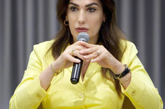 AKSHI i zhytur në korrupsion, Mirlinda Karçanaj ndryshoi dy herë kriteret për tenderin 15 mln € të shkollave…