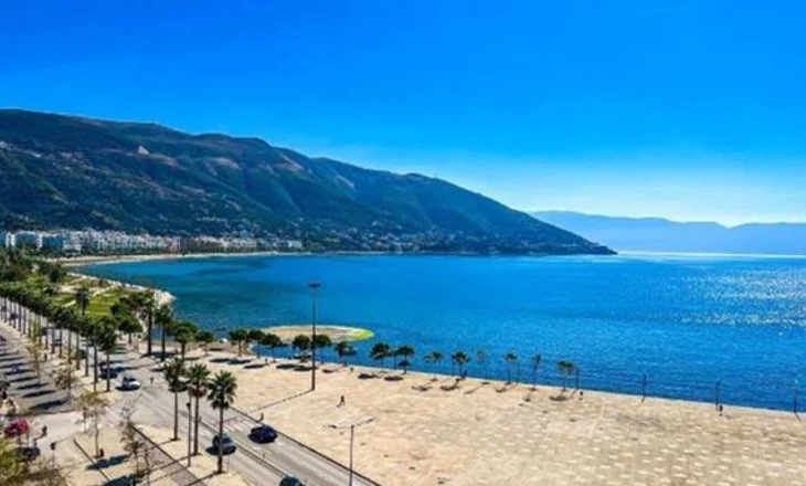 Aksident buzë detit në Vlorë, makina hyn në rrethimin e vilës qeveritare