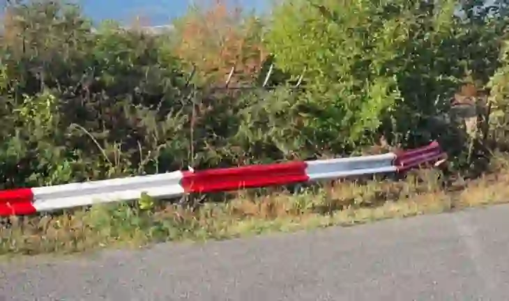 Aksident i rëndë/ Makina përplaset me barrierat anësore, humb jetën drejtuesi 28-vjeçar