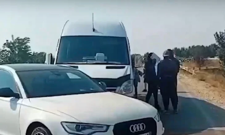 Aksident i rëndë në autostradën Levan–Tepelenë, automjeti përplas furgonin me turistë