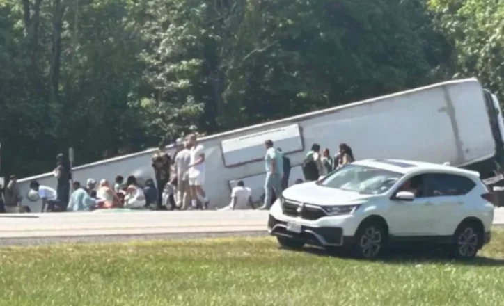 Aksident i rëndë në Nju Jork, autobusi përmbyset në autostradë, ka viktima dhe të plagosur