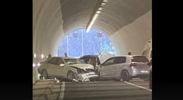 Aksident i rëndë në Rrugën e Arbrit, dy automjete përplasen brenda në tunel, disa të plagosur