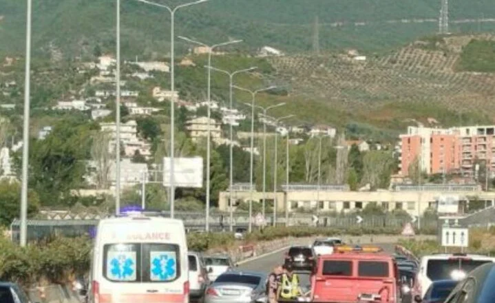 Aksident i rëndë në Unzën e Re në Tiranë, dy makina përplasen ‘kokë më kokë’ (Detaje)