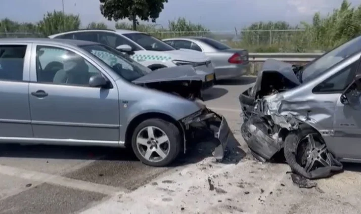 Aksident i rëndë/ Përplasen ‘kokë më kokë’ tre automjete, plagosen drejtuesit