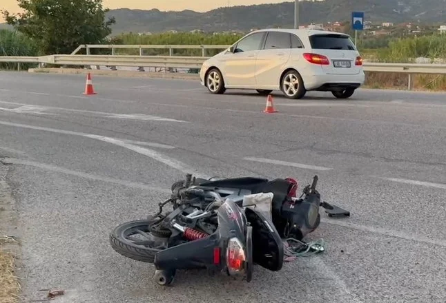 Aksident, makina përplaset me motorin, raportohet për një të plagosur