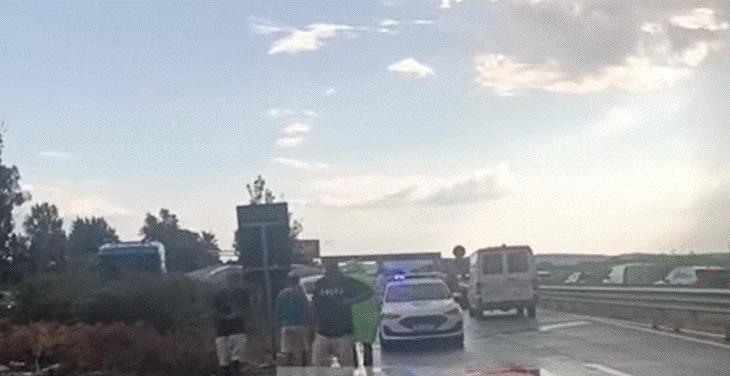 Aksident masiv në autostradën Fier-Lushnjë, mjete të rrokullisura jashtë rrugës, autoboti i kthyer përmbys! Raportohet për të lënduar