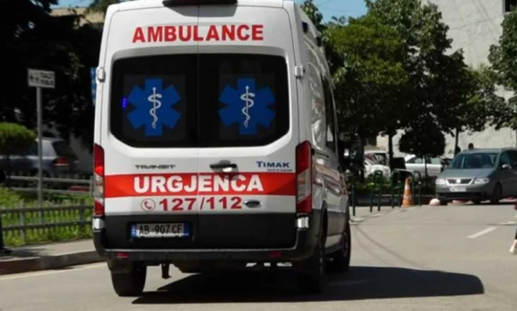 Aksident në aksin e vjetër Levan- Mifol, makina humb kontrollin dhe përfundon në kanal, tre të plagosur