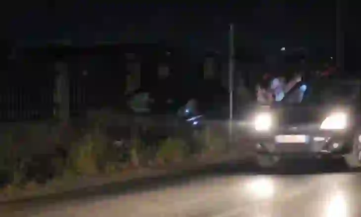 Aksident në aksin Fier–Levan/Përplasen dy automjete,përfundon në kanal një prej tyre