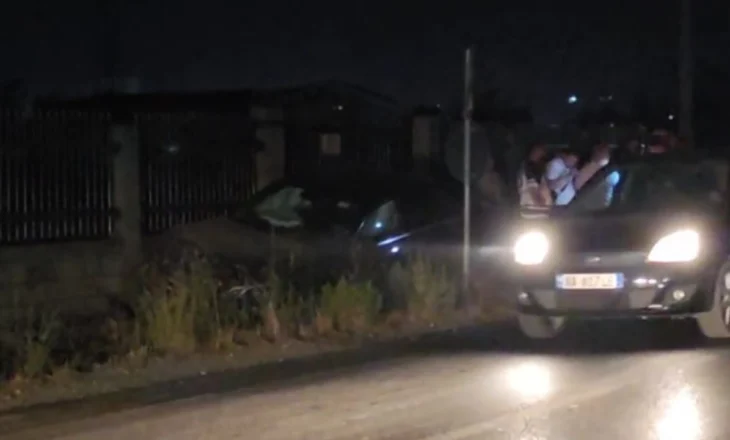 Aksident në aksin Fier–Levan, përplasen “kokë më kokë” dy automjete! Njëra prej tyre përfundon në kanal