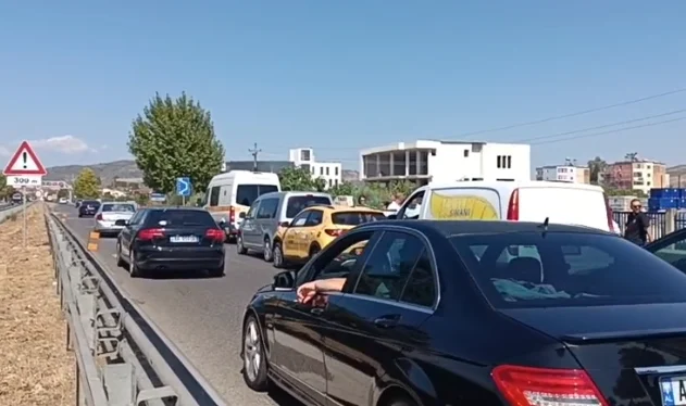 Aksident në aksin Fier-Lushnje, 5 makina përplasen njëra pas tjetrës