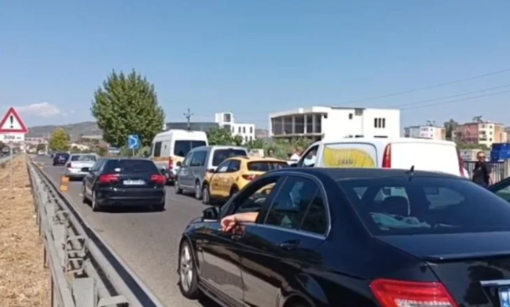 Aksident në aksin Fier-Lushnjë/ Përplasen pesë automjete, raportohen dëme materiale