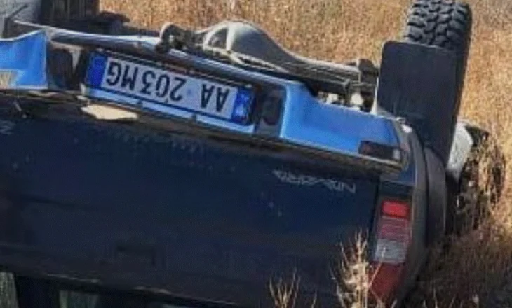 Aksident në aksin Korçë-Ersekë, makina del nga rruga dhe përmbyset, dy persona përfundojnë në spital