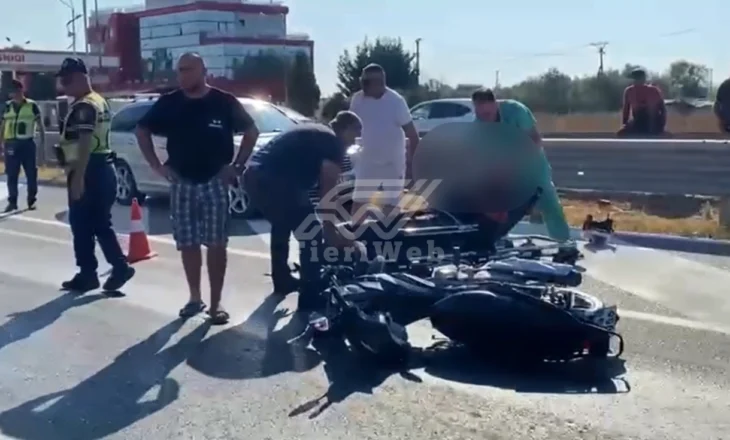 Aksident në autostradën Fier-Lushnjë, ‘Benz’-i përplaset me motorin, plagoset një nga drejtuesit!