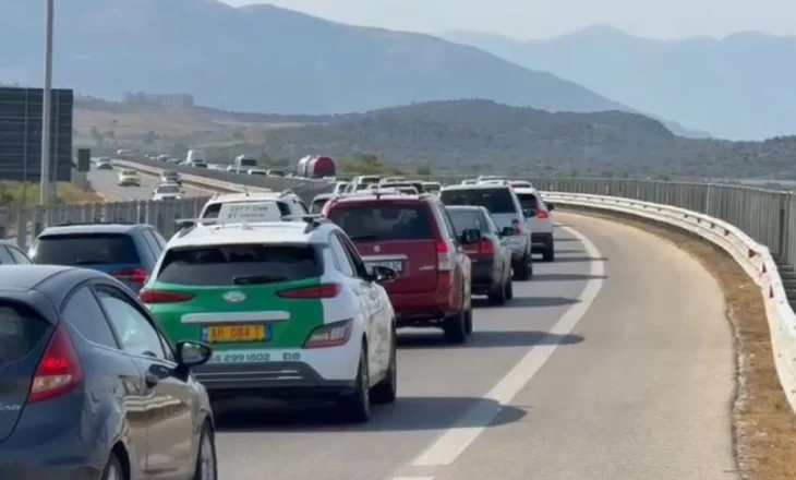 Aksident në autostradën Fier–Vlorë/ Përplasen dy makina, krijohet trafik i rënduar