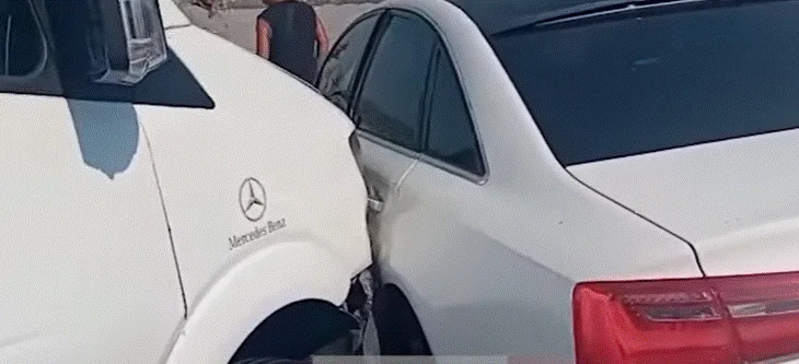 Aksident në autostradën Levan–Tepelenë, mikrobusi përplas ‘Audin’ me 3 turistë francezë