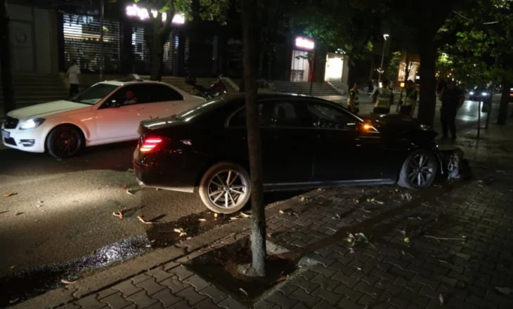 Aksident në Bllok gjatë natës, makina përfundon mbi trotuar dhe përplaset me pemën